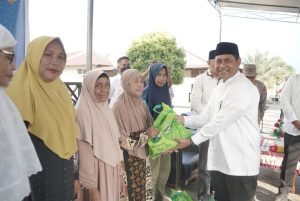 Dampingi Wagub, Bupati Ubaid Bagikan Sembako Pasar Murah