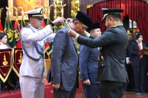 Menhan Terima Penghargaan Tertinggi TNI