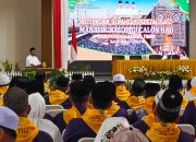 Melepas Keberangkatan Jamaah Calon Haji, Bupati Ubaid Berikan Uang Saku