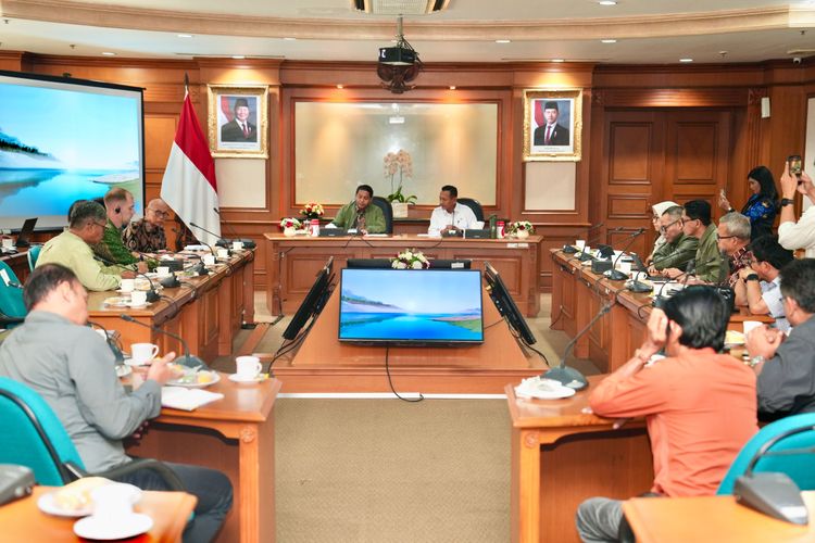 Pemerintah Menetapkan dan Mengakui Hutan Adat