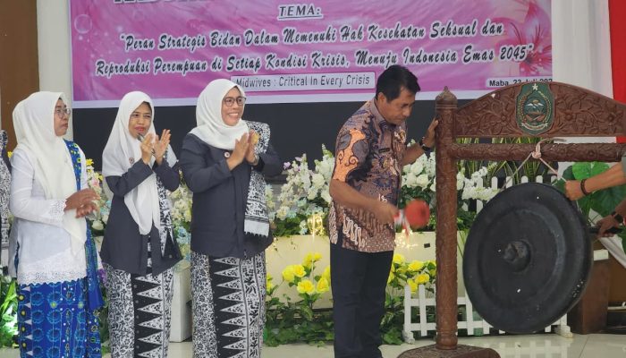 Buka Muscab IBI, Bupati Ubaid Terharu Peran Bidan di Desa