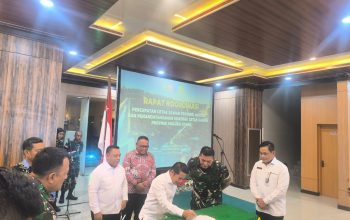 Mewakili Bupati Ubaid, Wabup Anjas Teken Kontrak Cetak Sawah di Kodam XV Pattimura