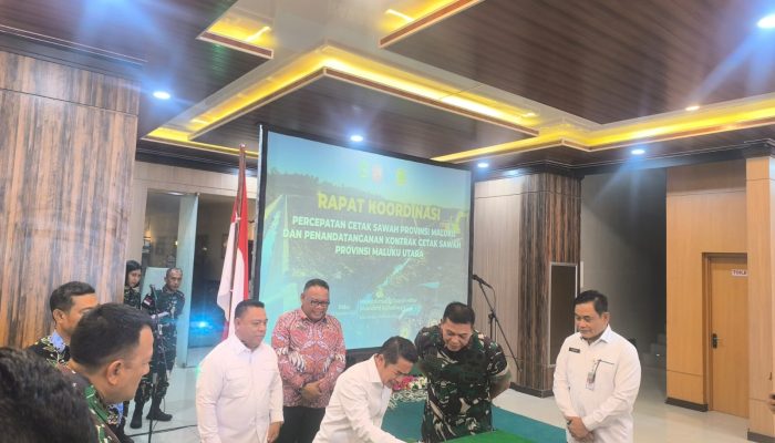 Mewakili Bupati Ubaid, Wabup Anjas Teken Kontrak Cetak Sawah di Kodam XV Pattimura